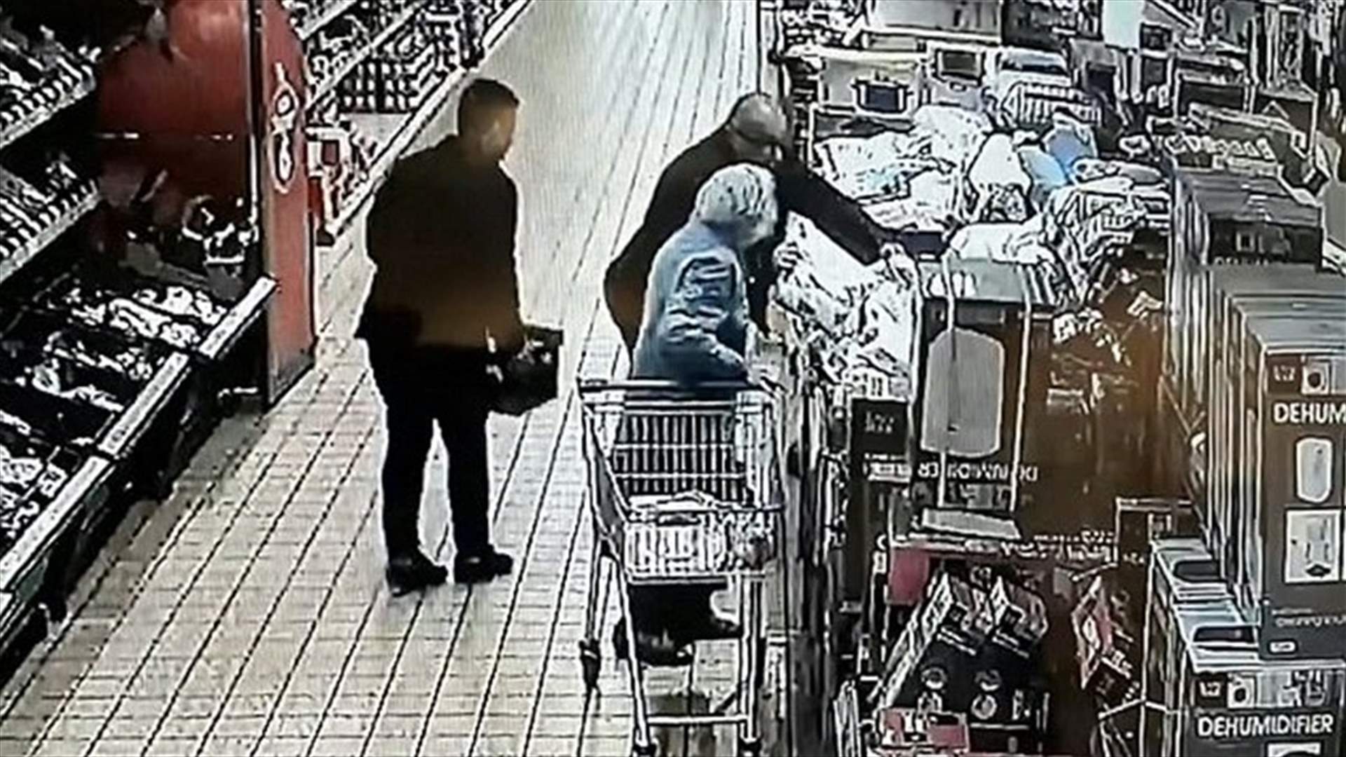 بالفيديو- رجلان خدعا مسنة... الأول فتح معها حديثاً والثاني قام بفعلته!