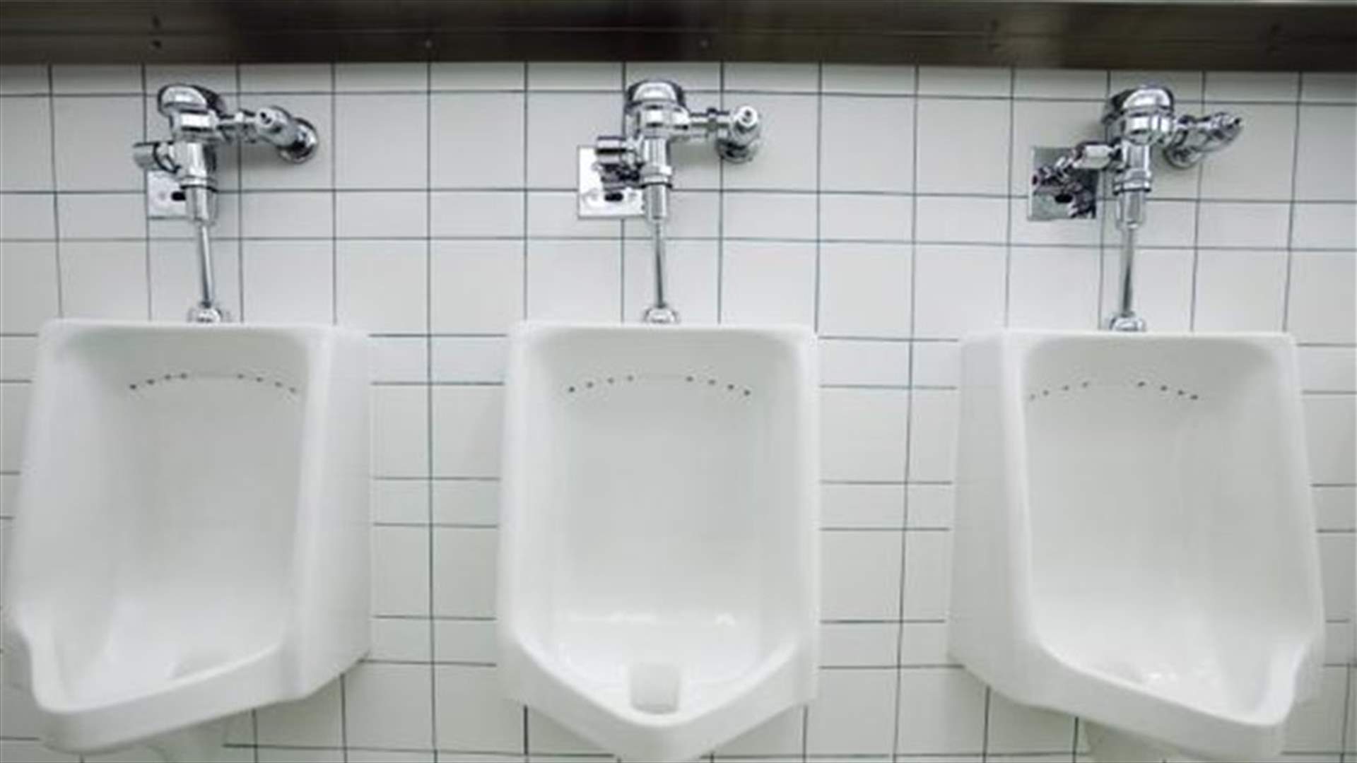 بالصور – دخلت إلى حمام الرجال وصدمت الجميع بما فعلته!