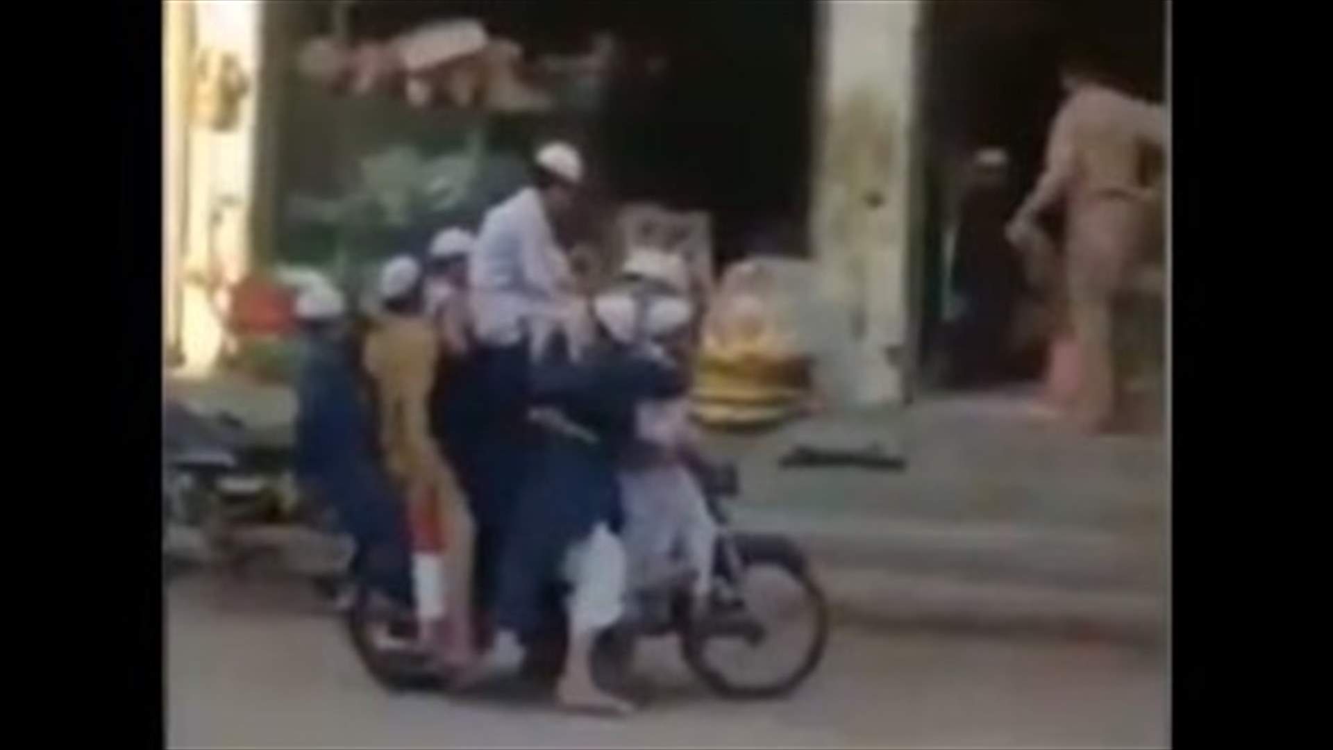 بالفيديو- 11 طفلاً على دراجة نارية دفعة واحدة!