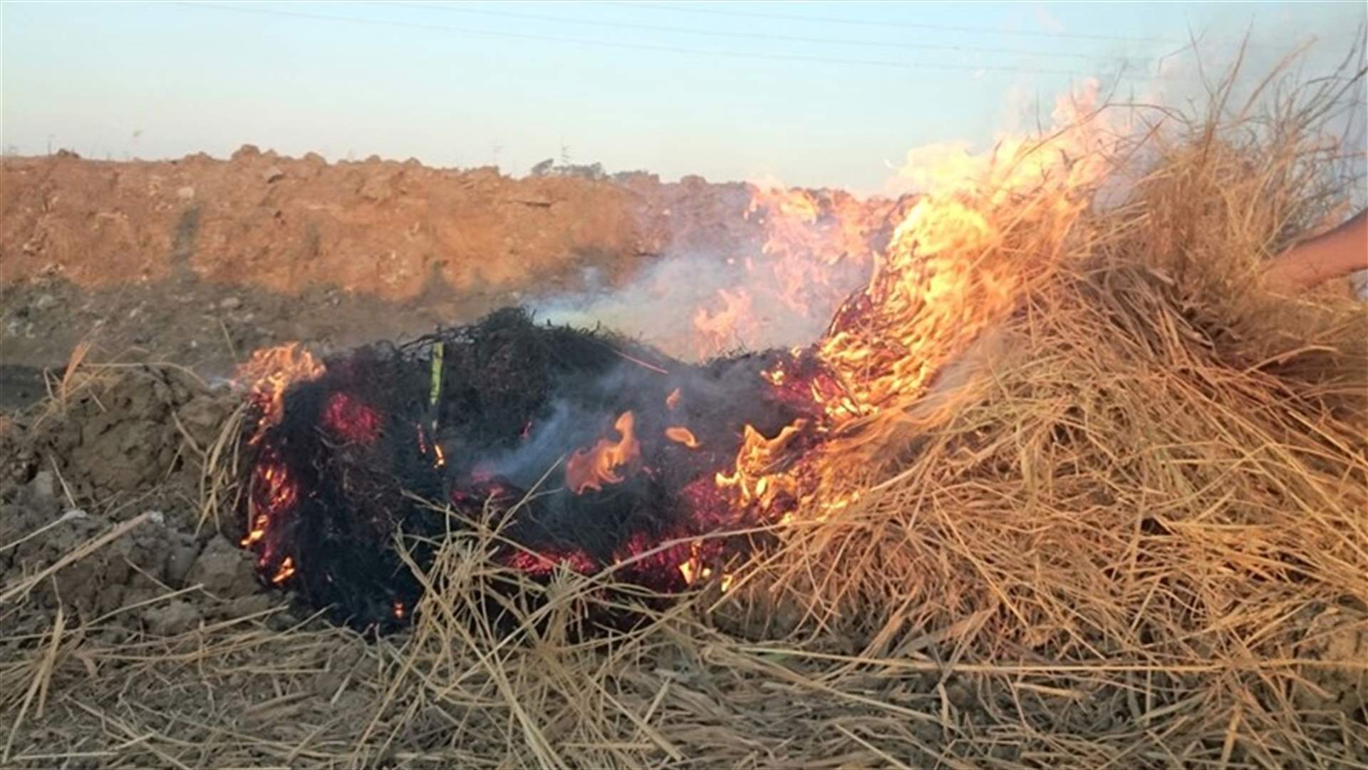بالصورة - انزلق في أرضه...وقضى حرقاً