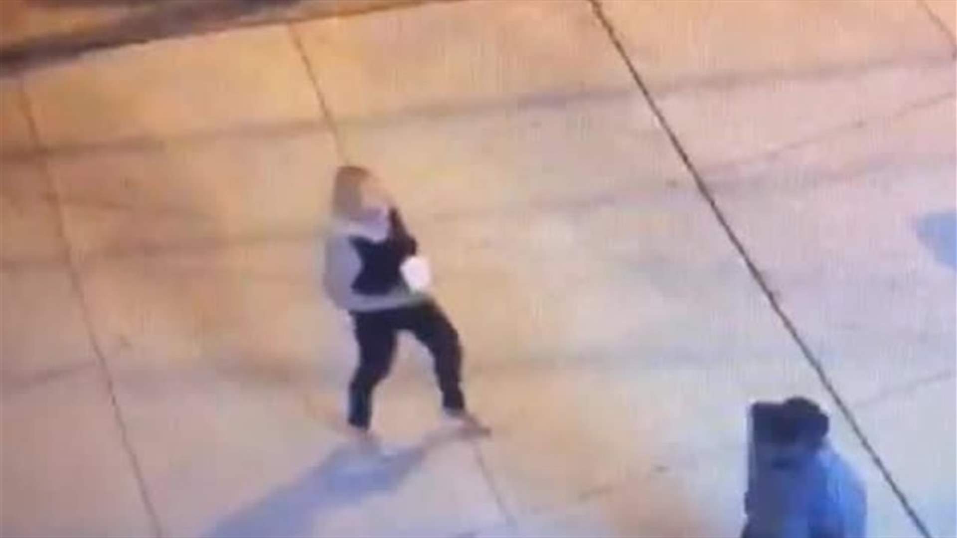 بالفيديو – تعرضت للضرب على الطريق...لن تصدقوا ردّة فعل المارة!