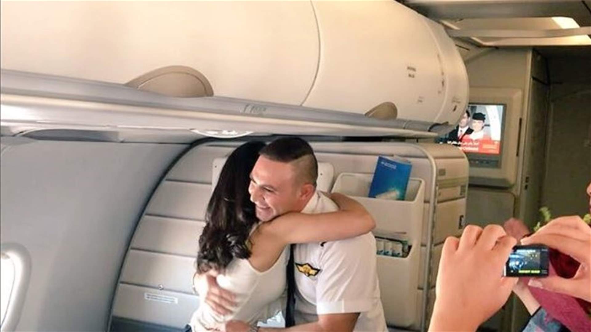 بالصور- هذا ما فعله الطيار لحبيبته أمام الركاب