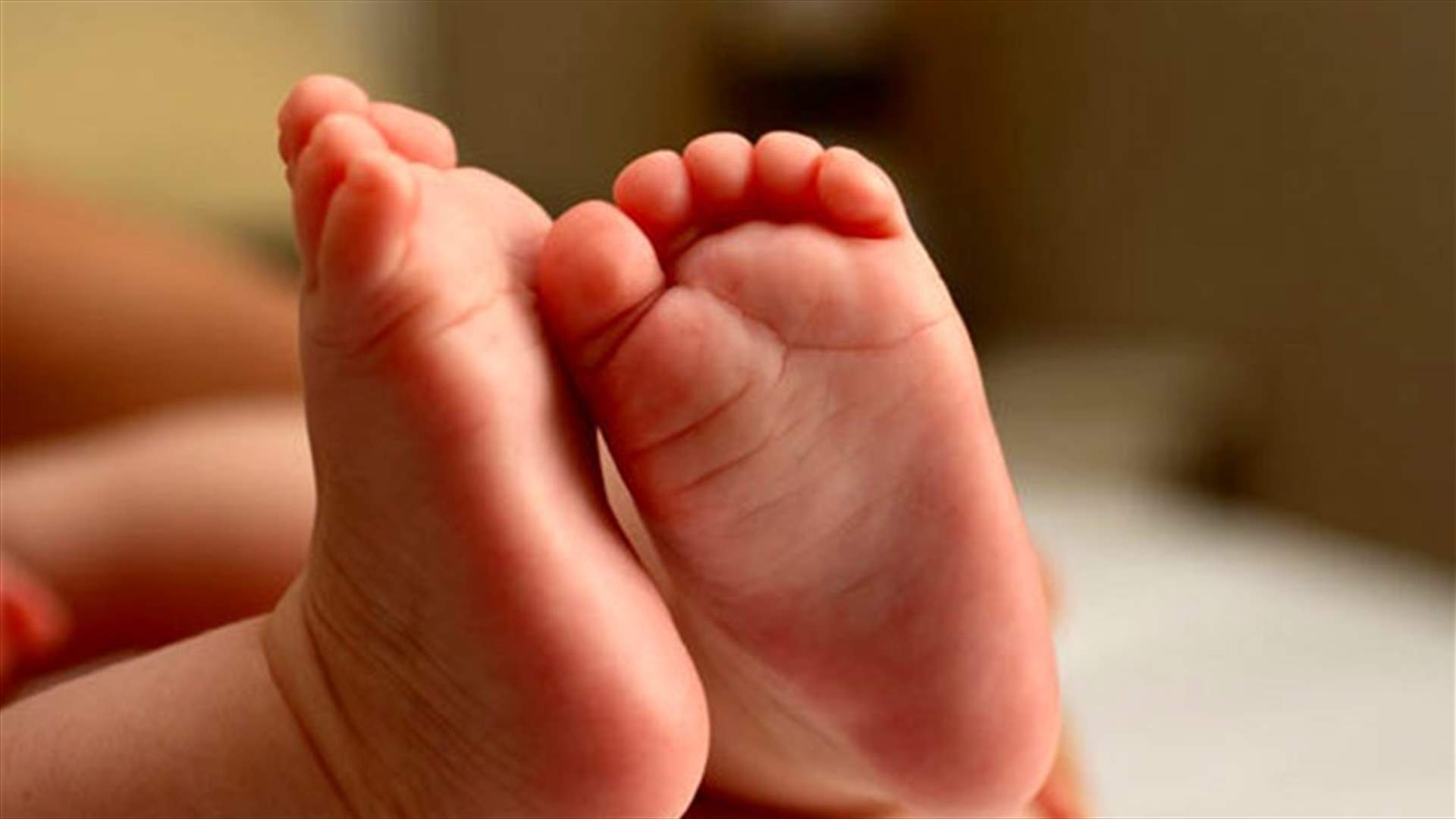 قاصر "مغتصبة" رمت بطفلتها من النافذة... وهذا ما حصل