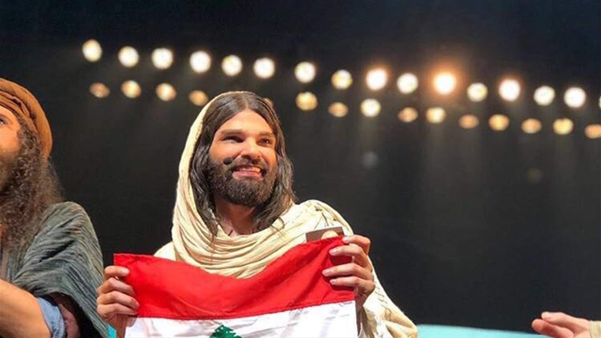 بالفيديو والصور - لم يكتَفِ  برفع العلم اللّبناني، وعلَّم الفرنسيّين رقص الدّبكة