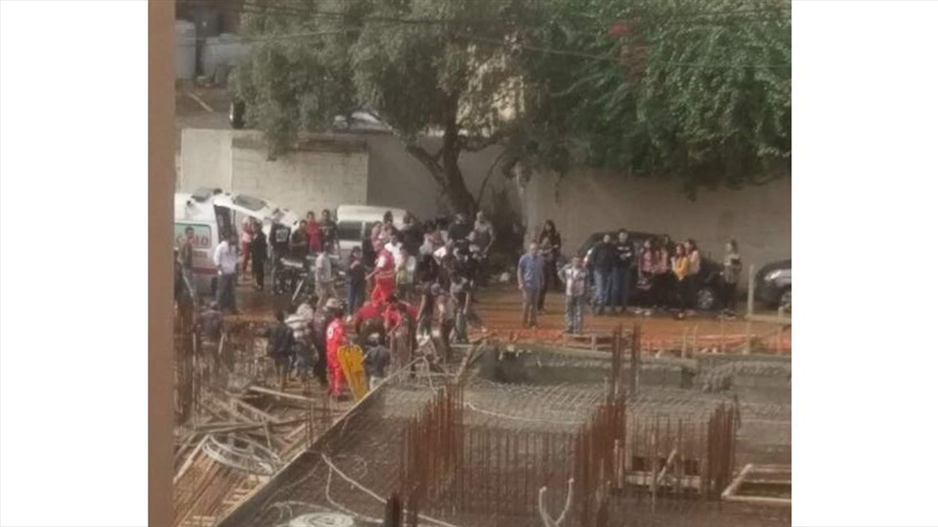 [PHOTOS] Roof of under construction building collapses, several injuries reported