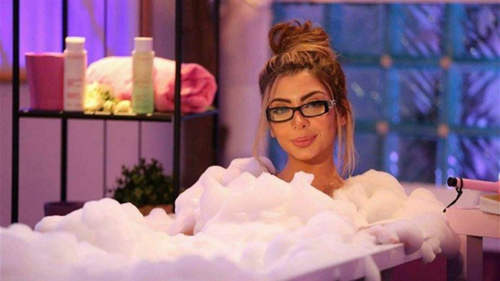 بالفيديو- بعدما قدّمت برنامجها من "البانيو"... السجن لمذيعة بتهمة "التحريض على الفجور"!