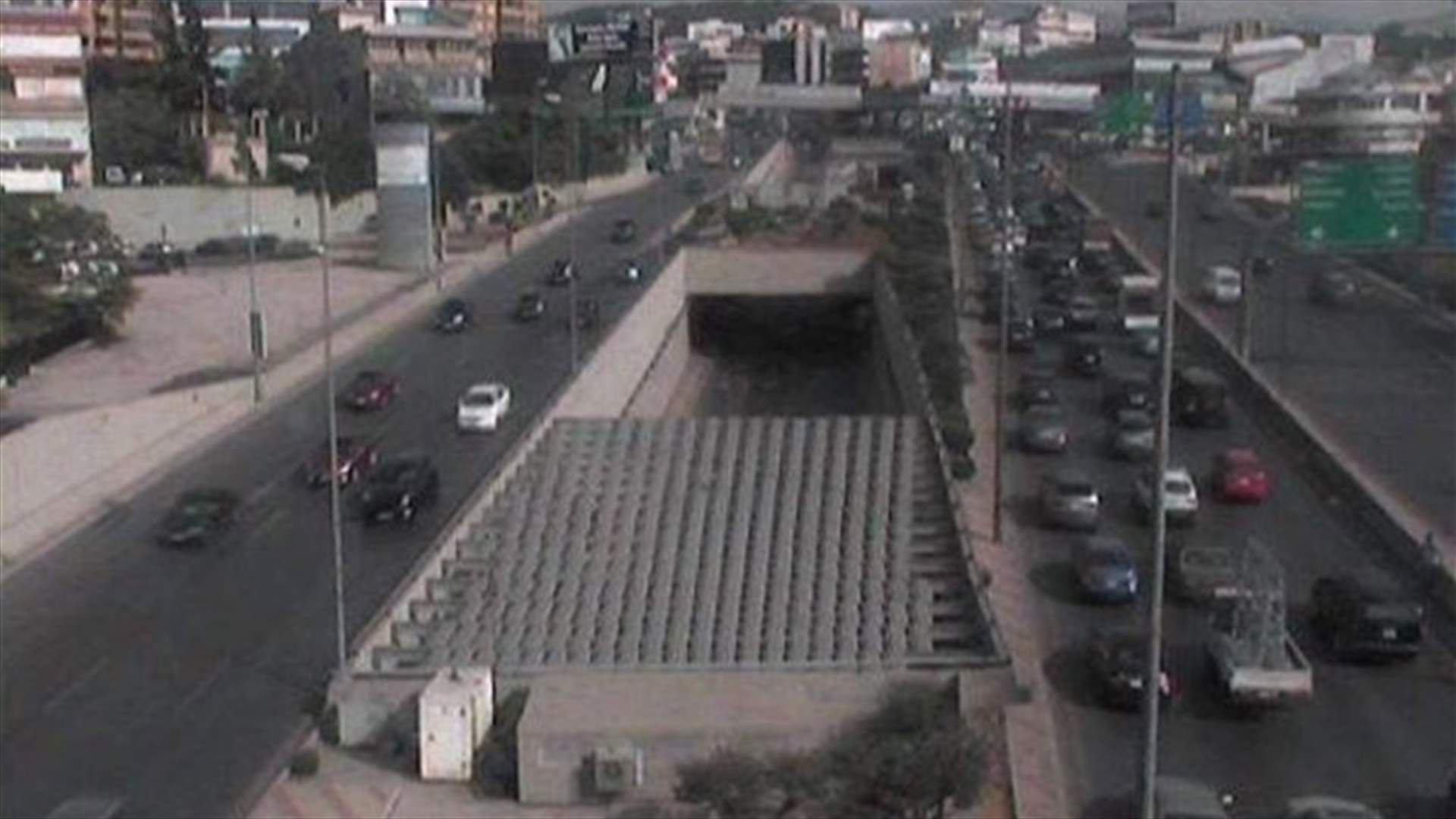 بالفيديو - سائق يفقد السيطرة على شاحنته... وهكذا نجت السيارات