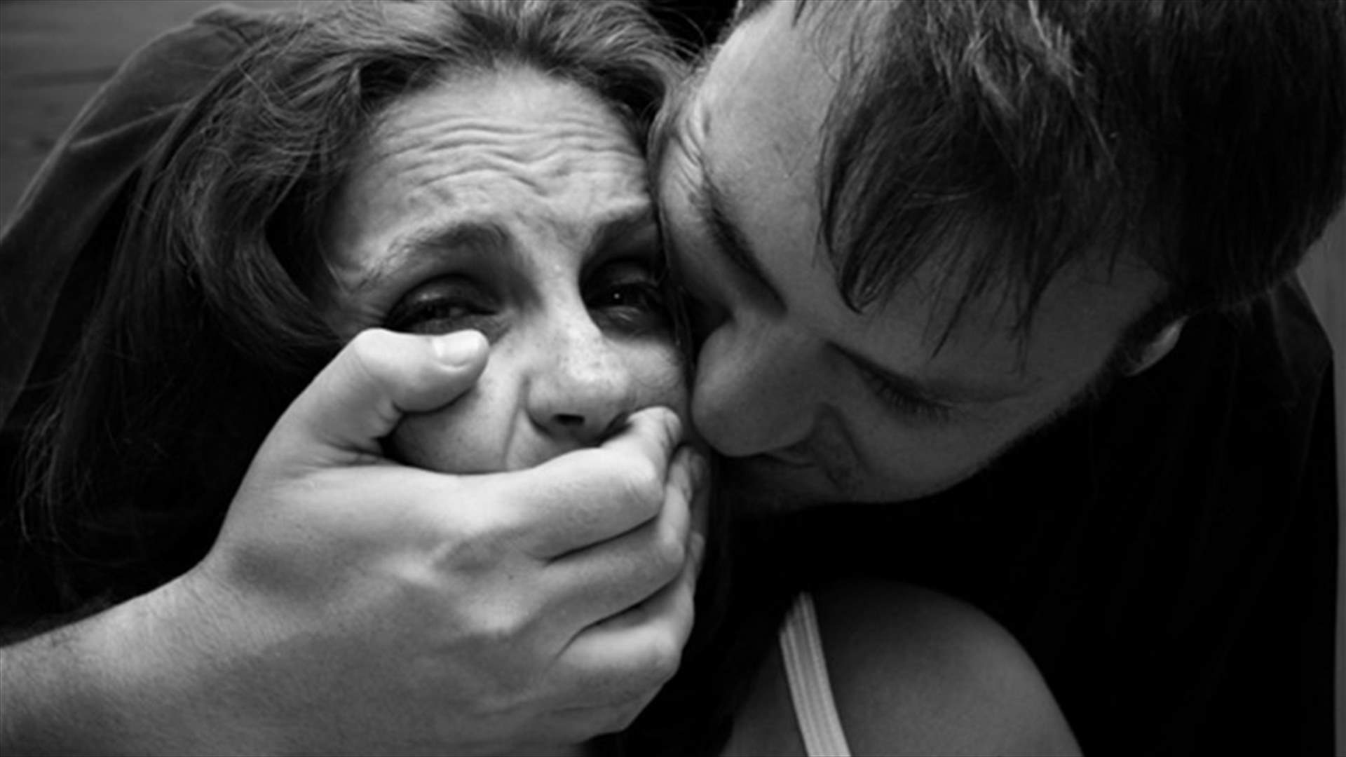 سيدة خدعت زوجها بسبب المال... فبركت تعرّضها للاغتصاب والسرقة