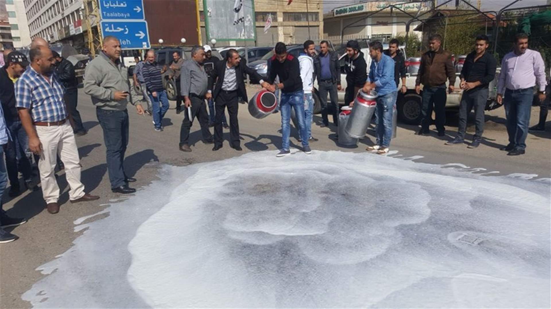 [PHOTOS] Milk producers stage sit-in