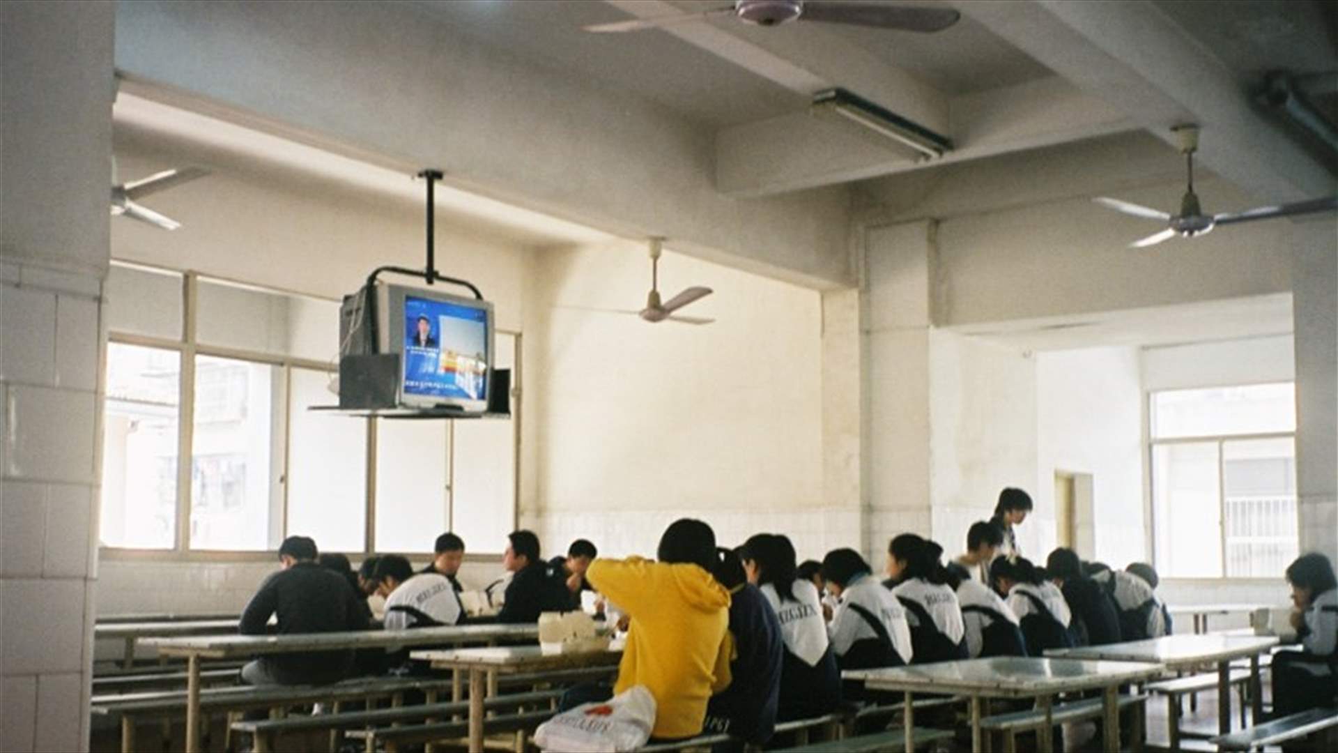 بالصورة - عرض فيديو إباحي في "كافيتيريا" إحدى المدارس