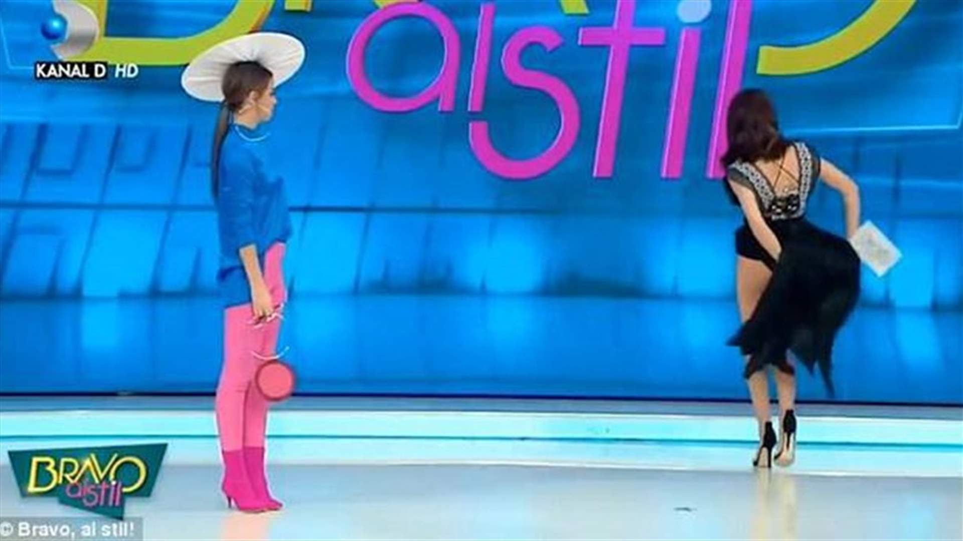 بالفيديو- مذيعة رفعت فستانها على الهواء بعدما أحست بوجود شيء ما في سروالها الداخلي!