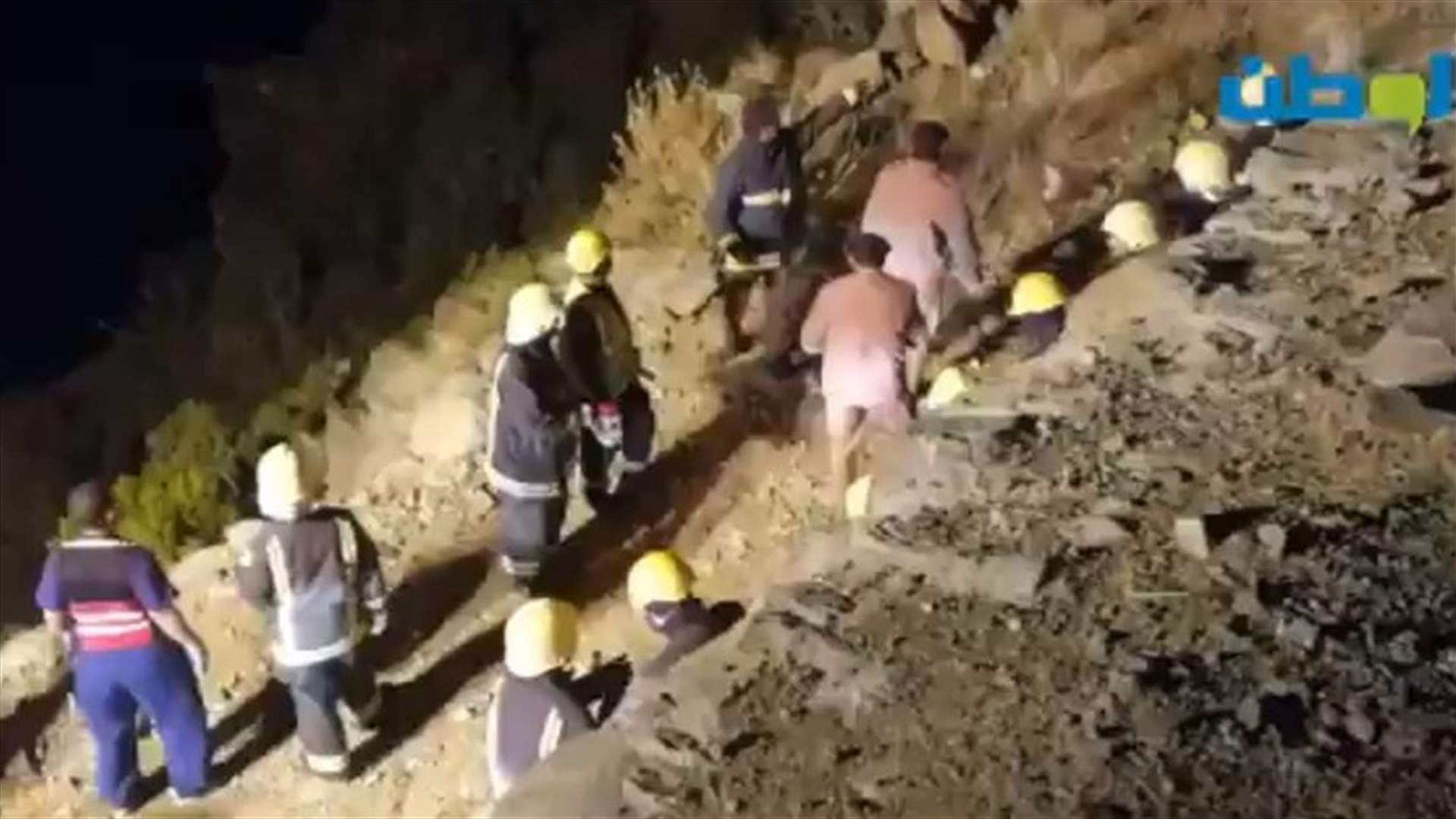 المشاهد الأولية من مكان سقوط المروحية السعودية في عسير