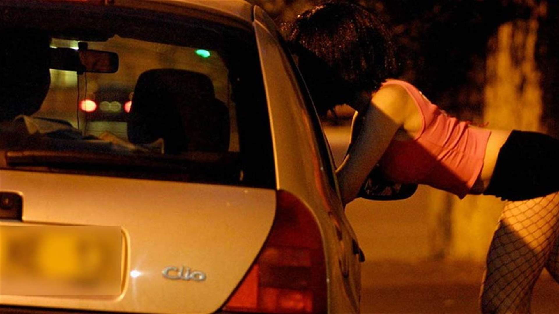 ابتلعت الواقي الذكري لإخفاء ممارستها الدعارة!