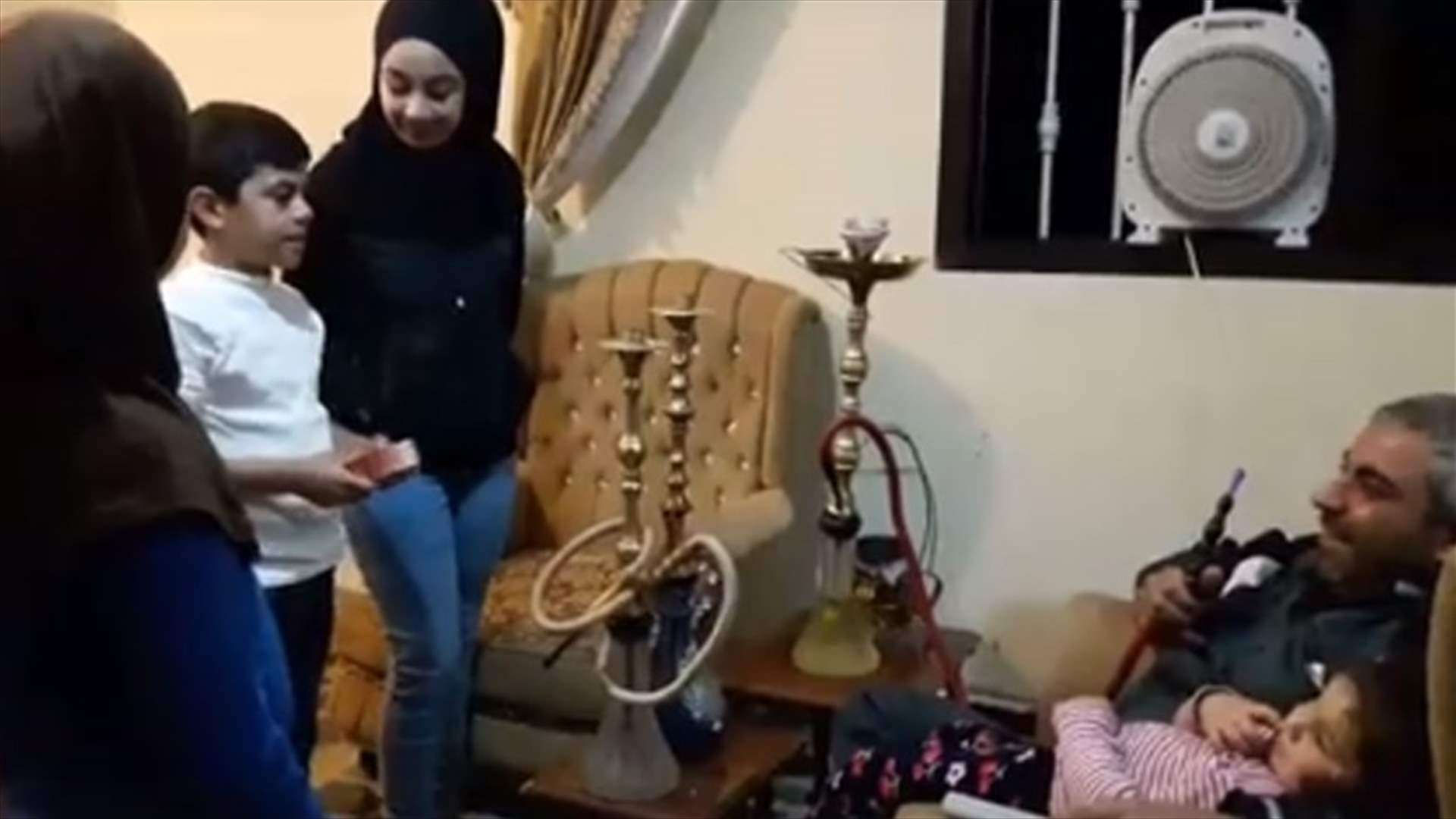 بالفيديو- هكذا أقنعوا والدهم بوقف شرب "الارجيلة"