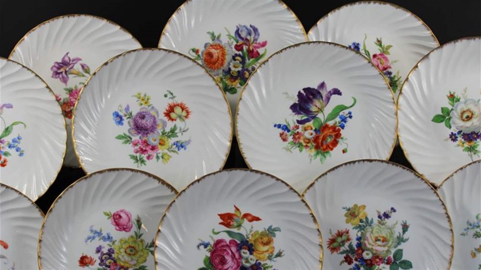 توقفوا عن استخدام الأواني الملوّنة والمزخرفة أثناء تناول الطعام!