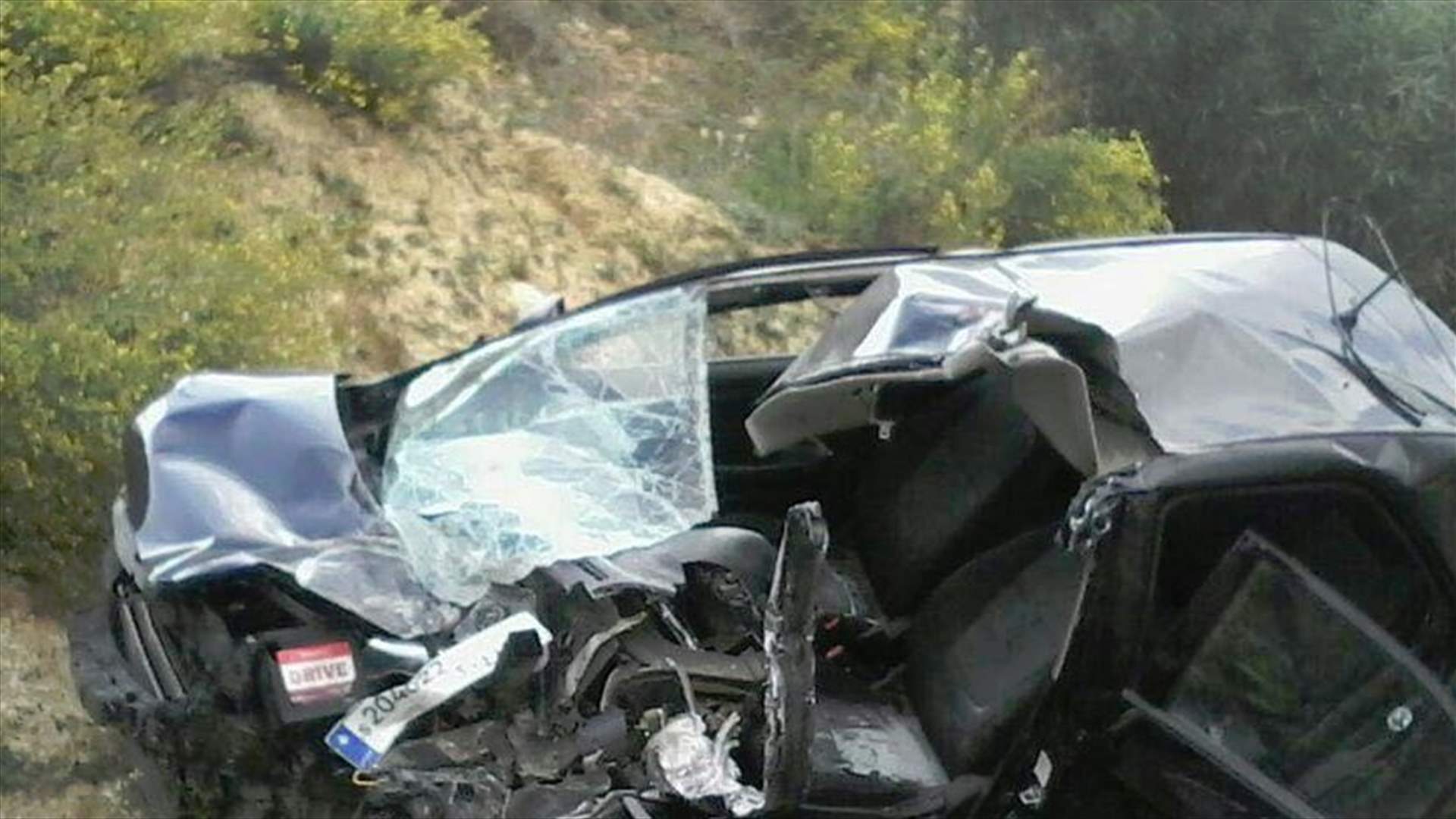 بالصورة- قتيل نتيجة تصادم بين شاحنة وسيارة على اوتوستراد الزهراني
