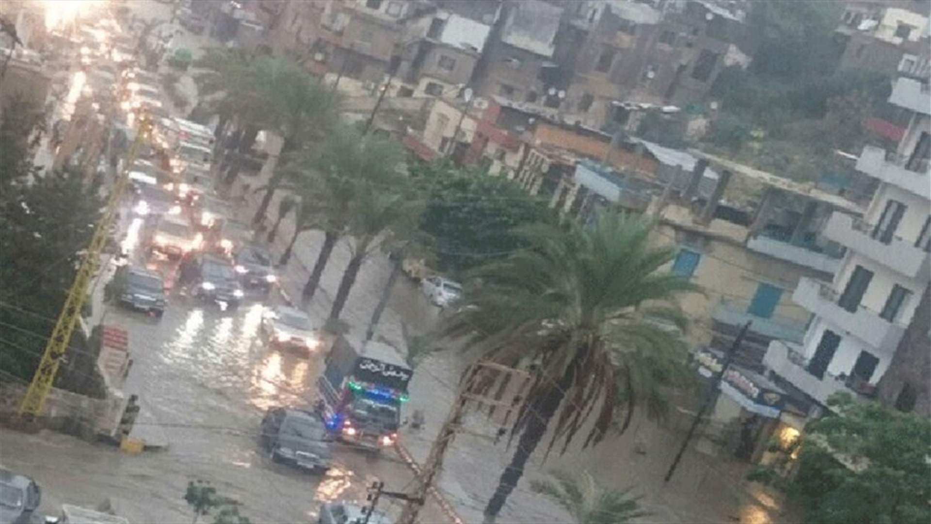 المواطنون علقوا داخل سياراتهم في طرابلس بسبب الامطار