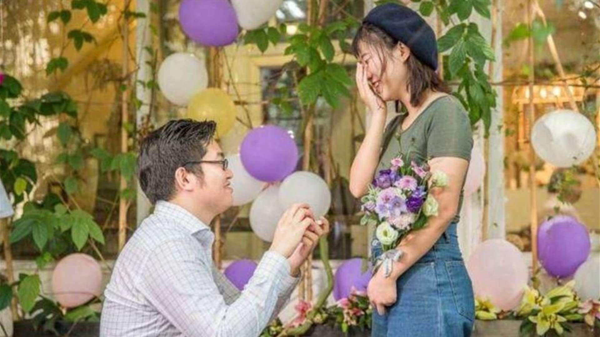 بالصورة- في سابقةٍ من نوعها... طلب يدّ حبيبته للزواج مستخدماً 25 أيفون X!