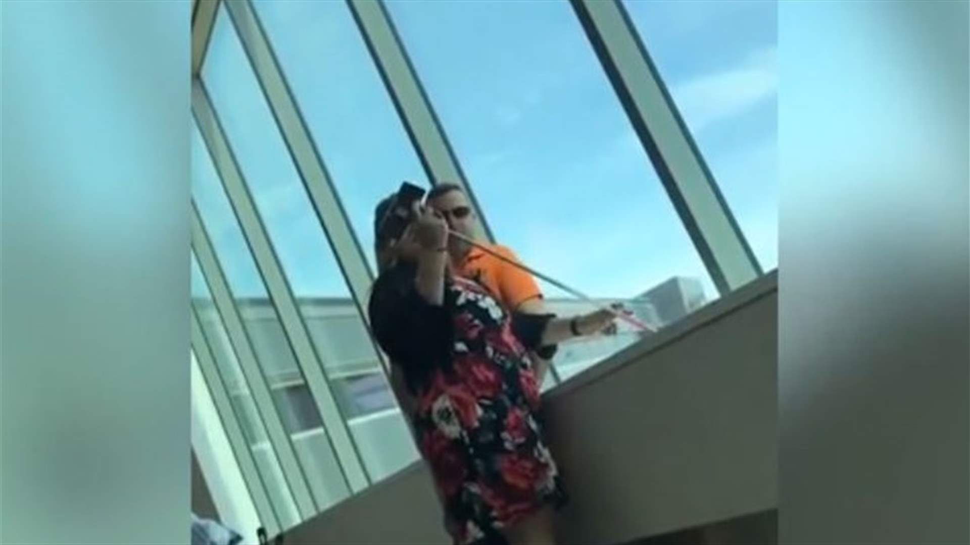 بالفيديو- تصرّف غريب لثنائي تكشفه هذه الصورة من المطار!