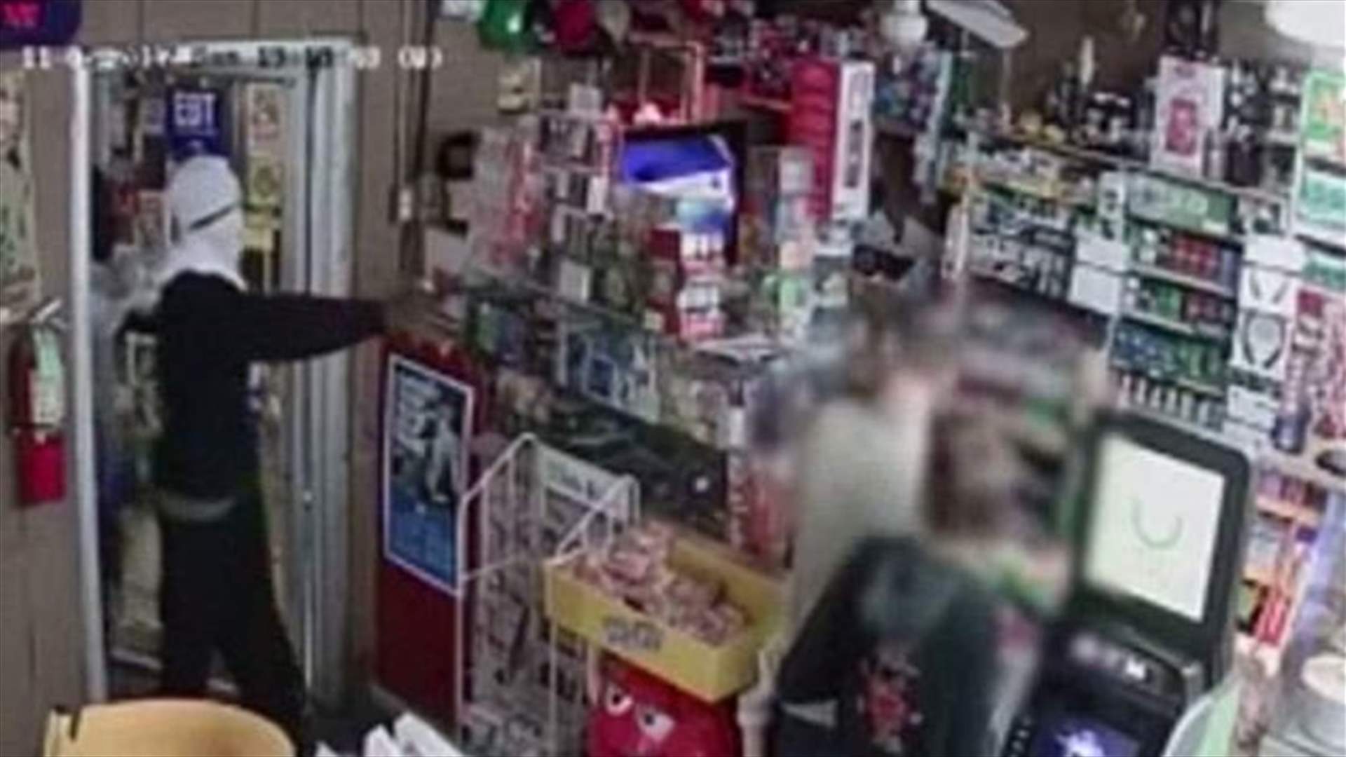 بالفيديو- دخلوا المتجر بهدف السرقة... فخرجوا هاربين منه بعدما رأوا صاحبه!