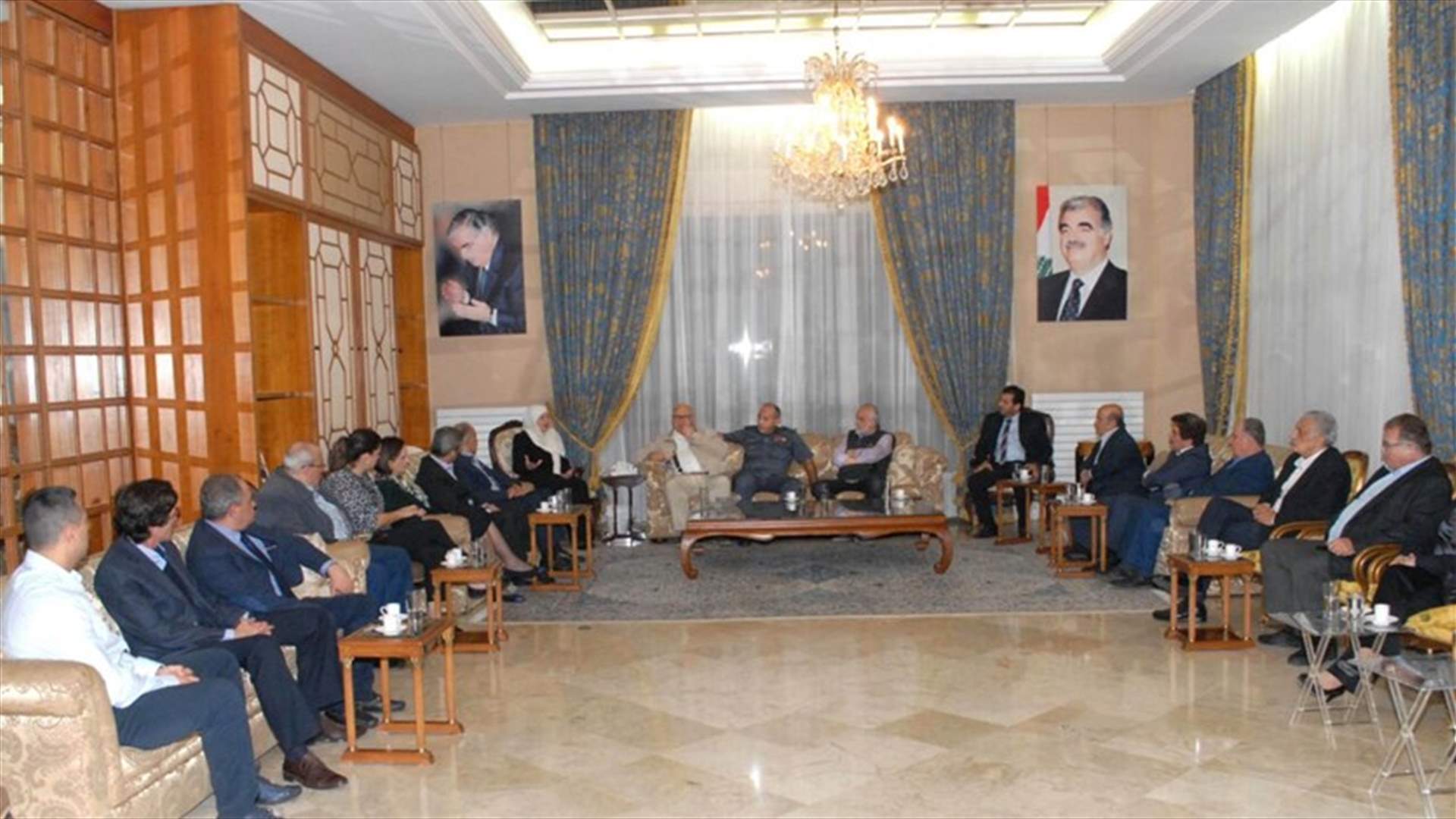 لقاءات في دارة بهية الحريري تناولت المستجدات بعد استقالة الحريري