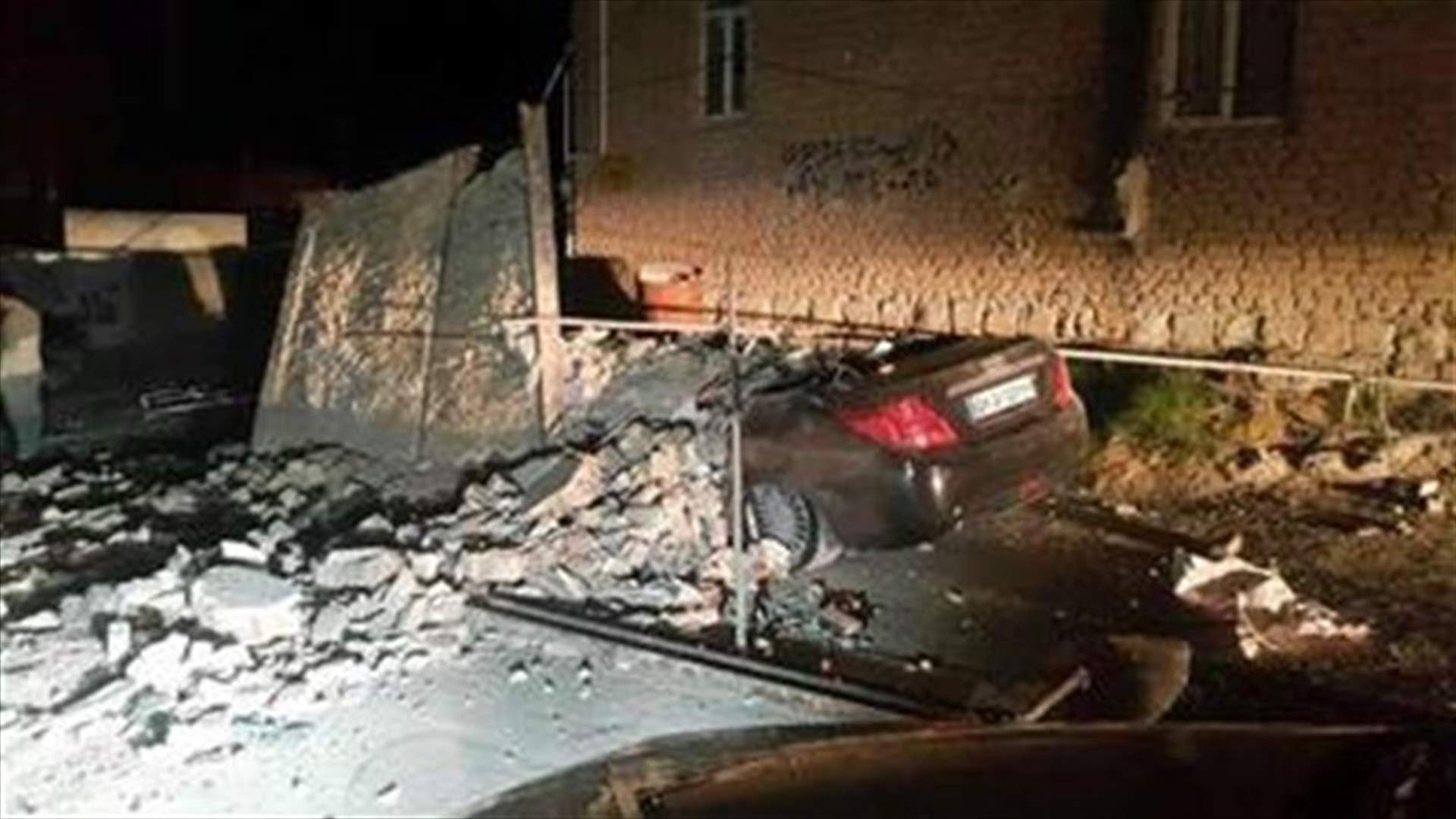ارتفاع محصلة ضحايا الزلزال في ايران الى 328 قتيلا