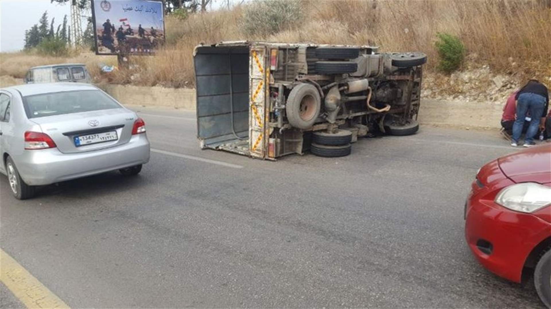 نجا بأعجوبة من الحادث بعدما رمى بنفسه خارج الشاحنة...