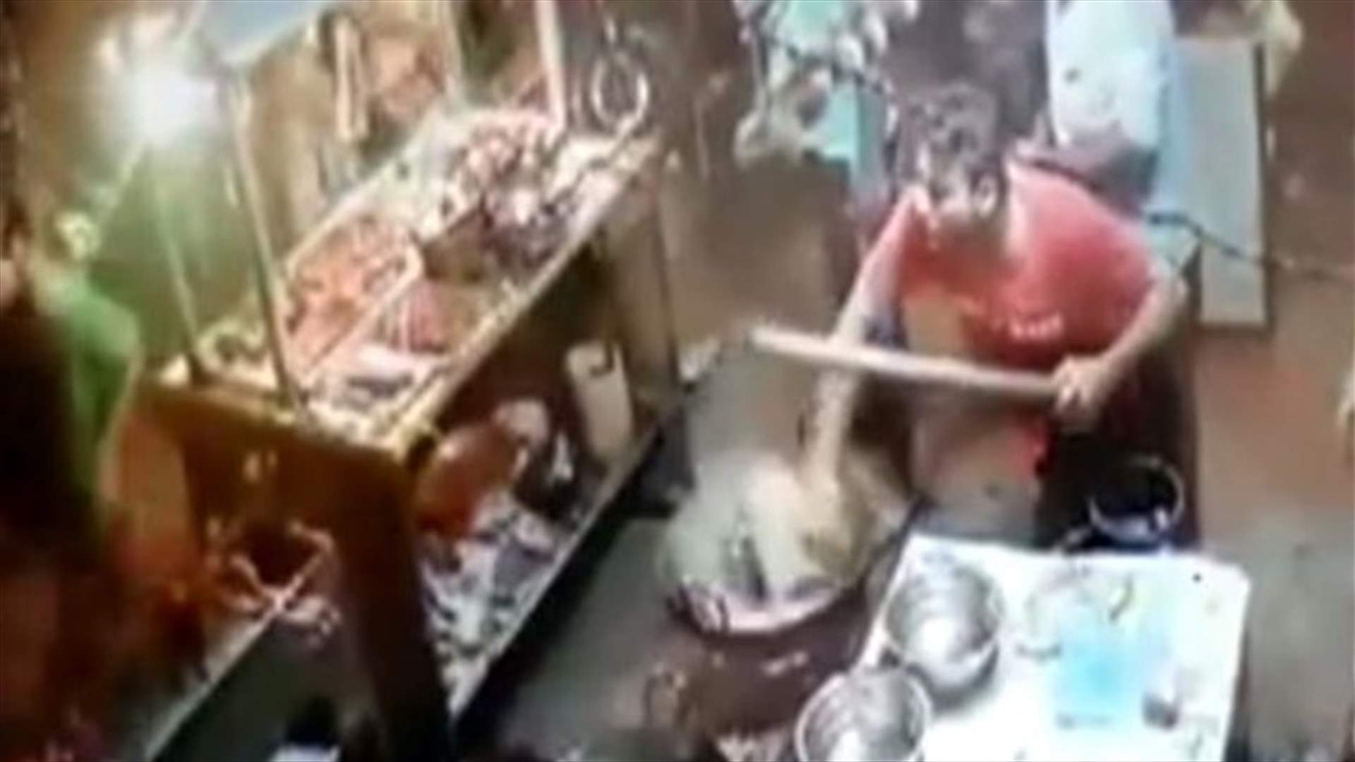 بالفيديو- "شيف" يحرق زبوناً بالزيت الساخن بسبب الفاتورة!