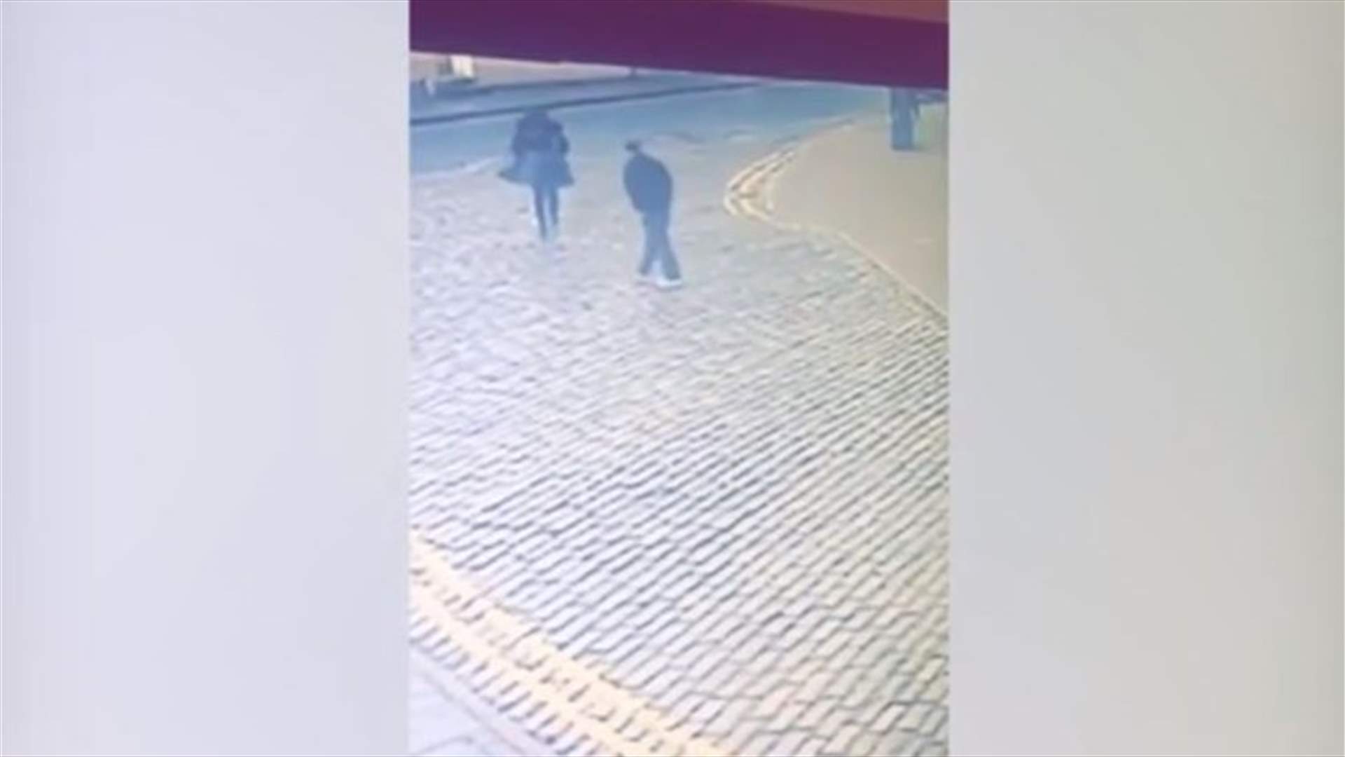 بالفيديو- لاحقها في الشارع في وضح النهار... وهذا ما حصل بعدها!