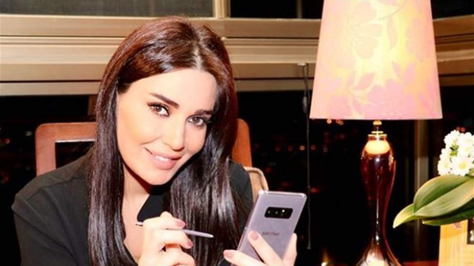 فيديو من منزل سيرين عبدالنور.. هي دون مكياج وزوجها يلعب مع إبنتهما