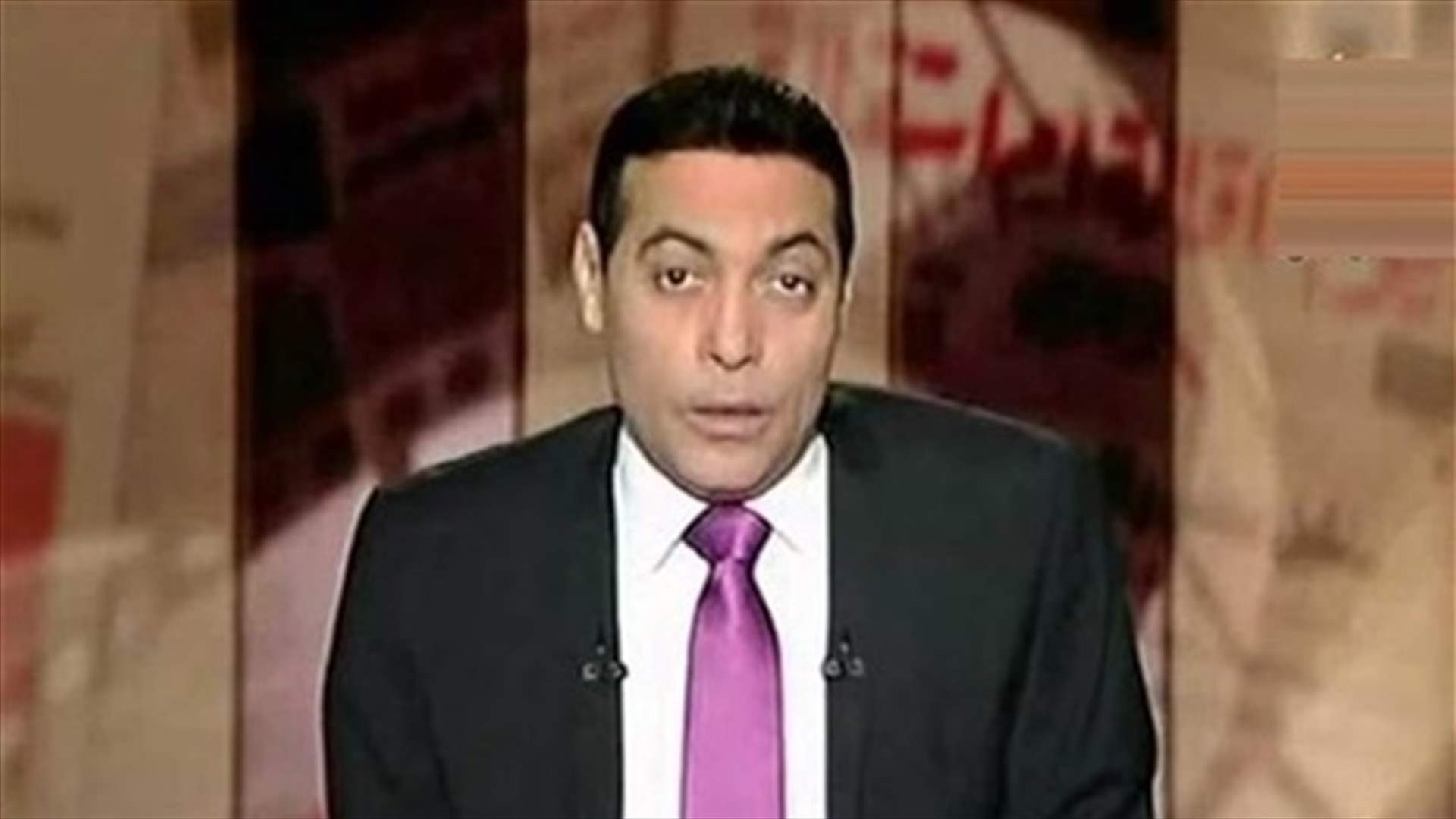 بالفيديو – إعلامي عربي ينفعل ويصرخ مباشرة على الهواء بسبب فريق الإعداد