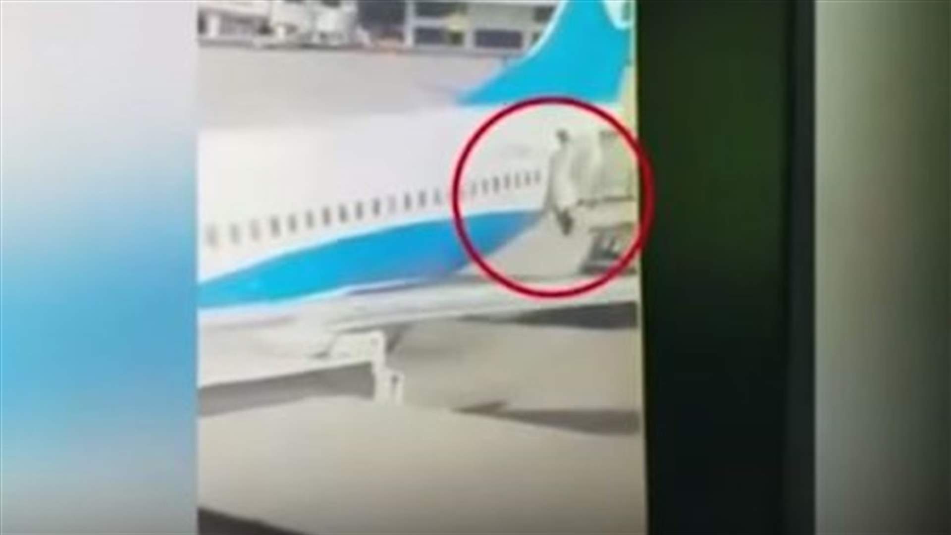 بالفيديو- مضيفة طيران سقطت من الطائرة قبل الإقلاع... ماذا حل بها؟