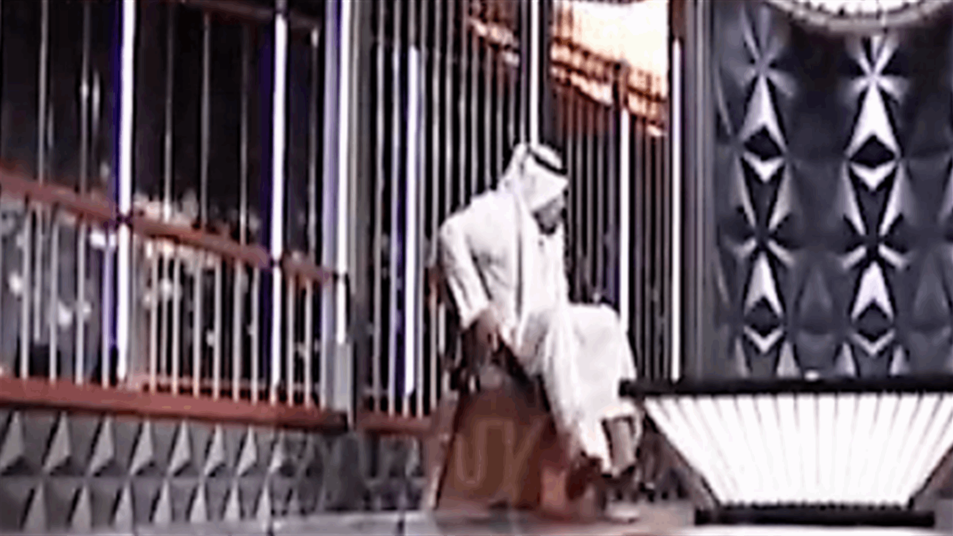 بالفيديو- لحظة احتراق استوديو قناة كويتية مباشرة على الهواء