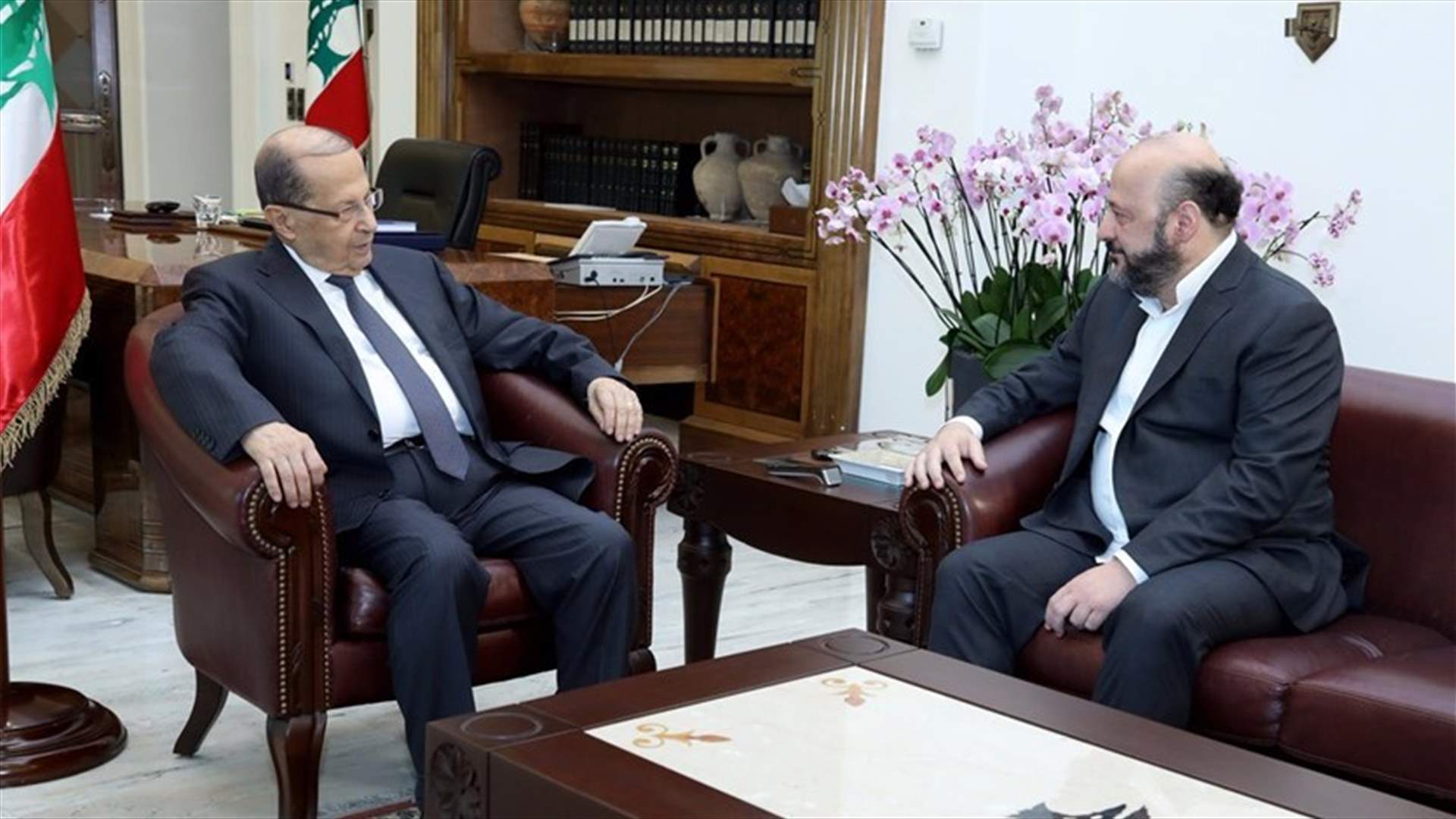 Minister al-Riachi delivers message to Aoun from Geagea