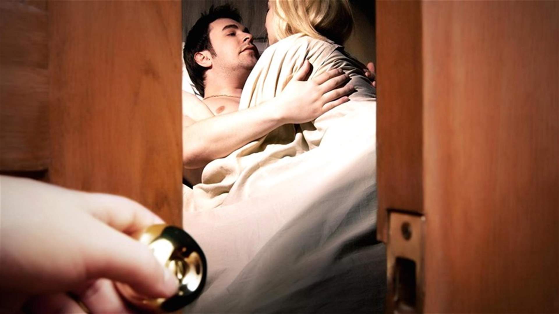 ضبط شقيقته بوضع حميم مع عشيقها... فماذا فعل؟