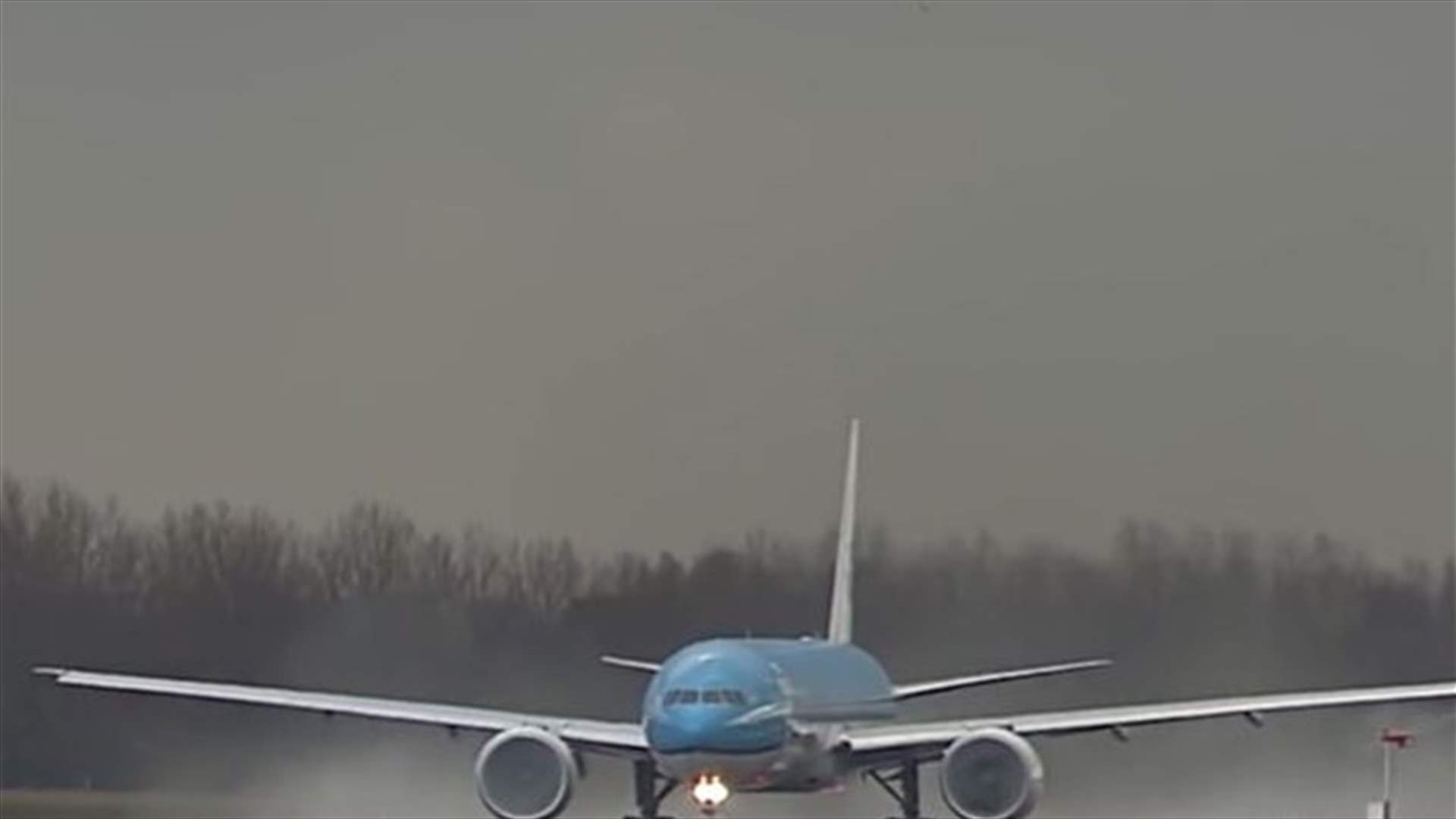 Terrifying Moment Huge Lightning Bolt Passes Straight Through Flying Plane