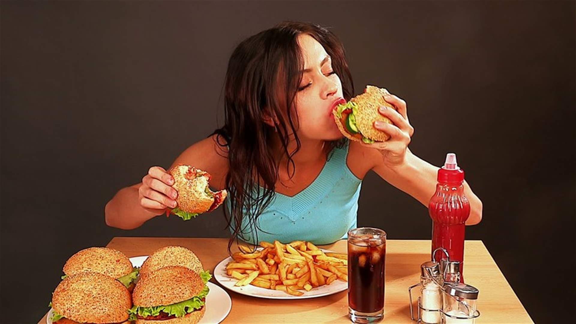 احذروا... تناول الطعام بسرعة يسبّب السمنة!