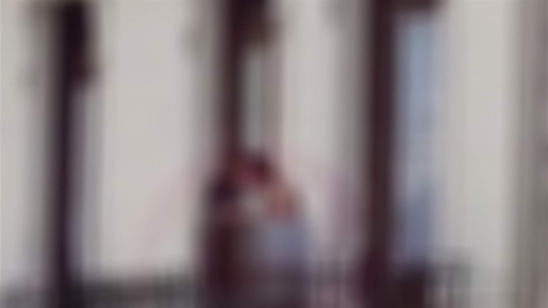 بالصورة- ثنائي لم يُعِر اهتماماً للناس... ماذا فعل على الشرفة؟