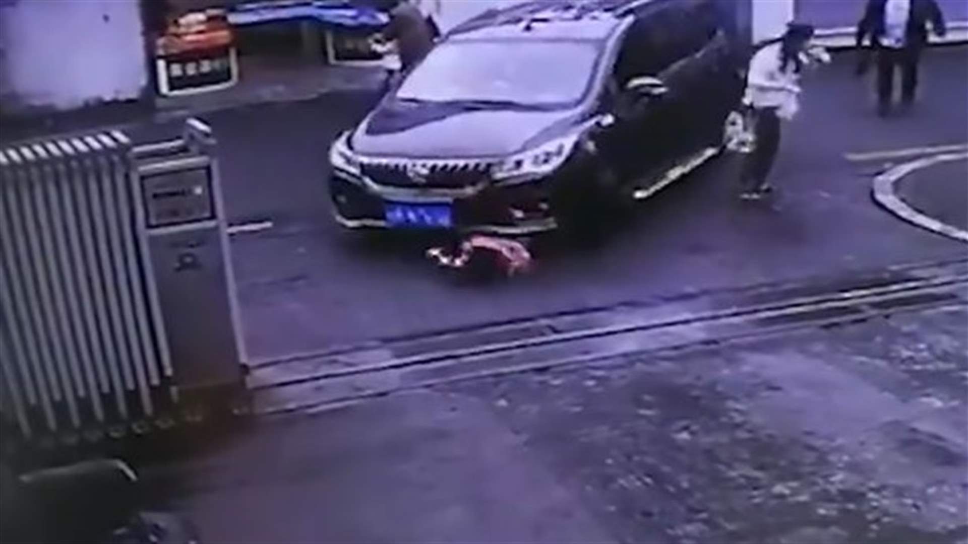 بالفيديو- دهس طفلة في الشارع...ووالدتها تحتسي القهوة!