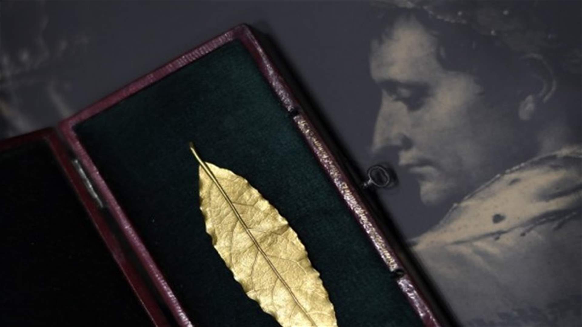 بيع ورقة غار ذهبية من تاج نابليون... كم بلغ سعرها؟