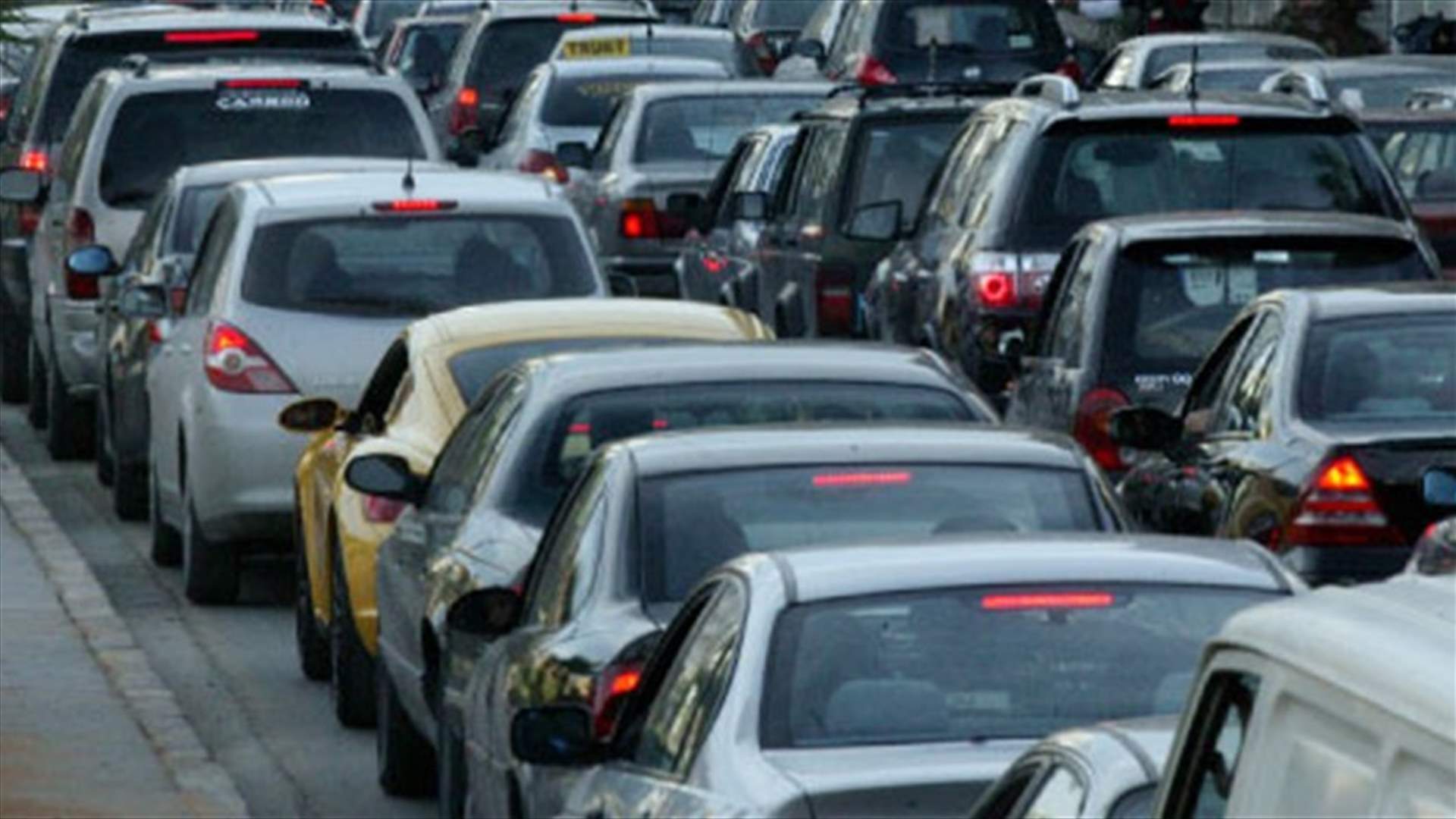 انقلاب باص لنقل الطلاب على طريق عام الفرزل وسقوط جرحى