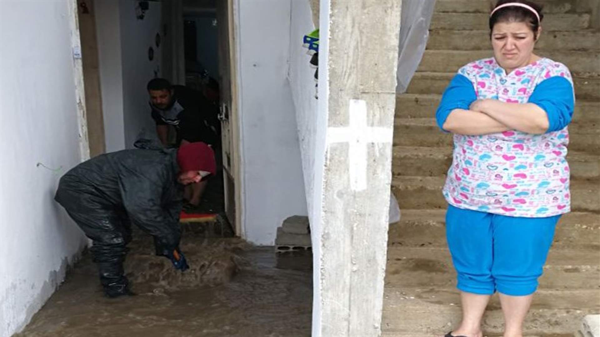 بالصور- المياه تدخل المنازل في الجنوب