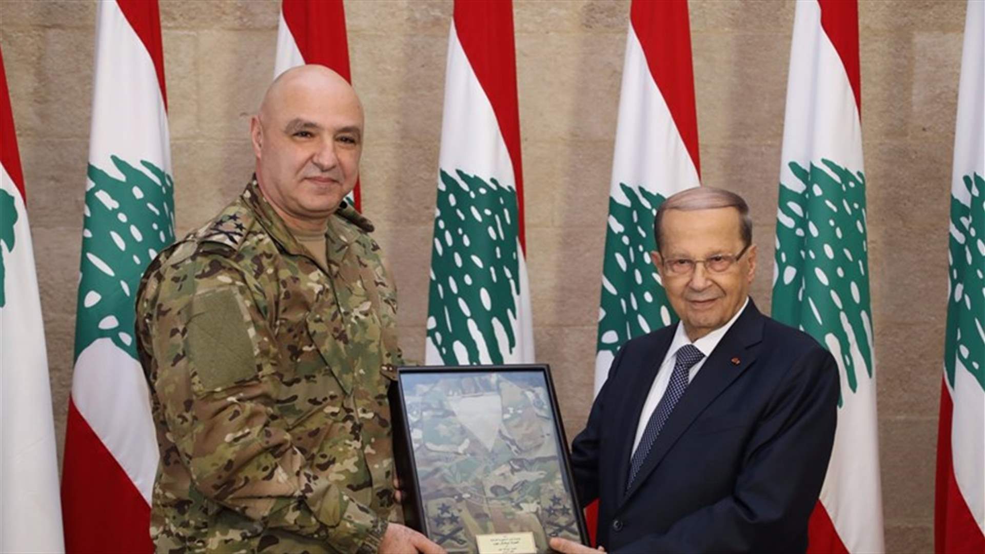 بالصورة - قائد الجيش يسلّم الرئيس عون بزّة القتال الجديدة