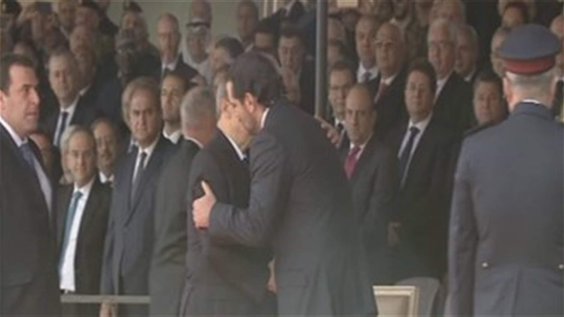[VIDEO] Aoun shakes hands with Hariri