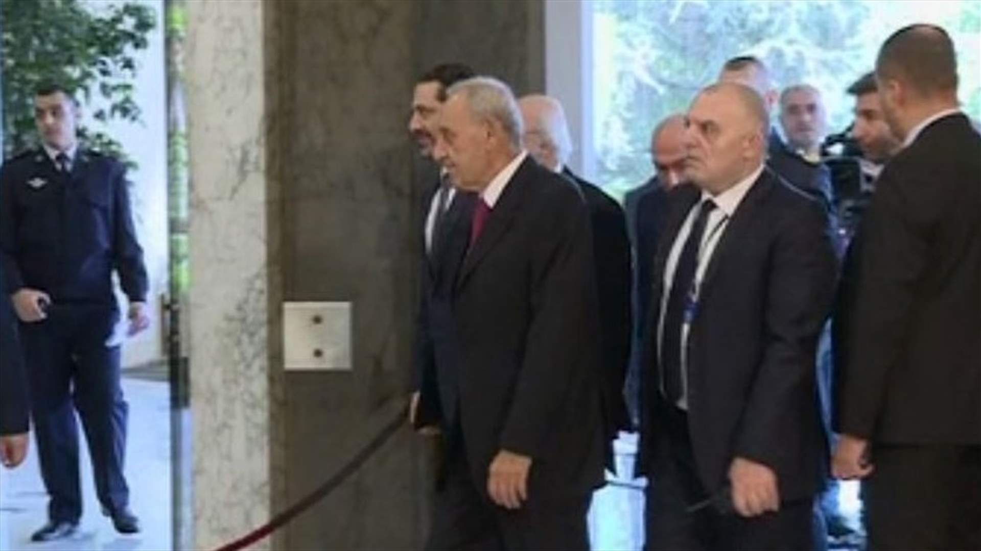بالصورة- الحريري يقود السيارة الى بعبدا...وبري الى جانبه