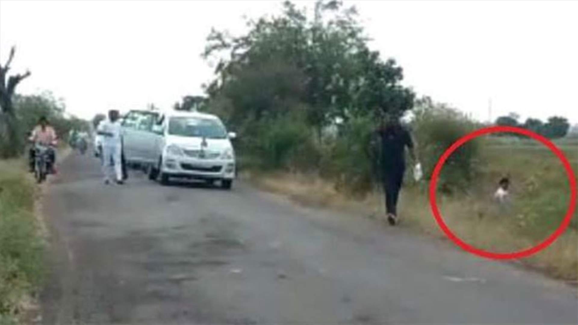 فيديو يُحرج وزيراً... قضى حاجته على قارعة الطريق!