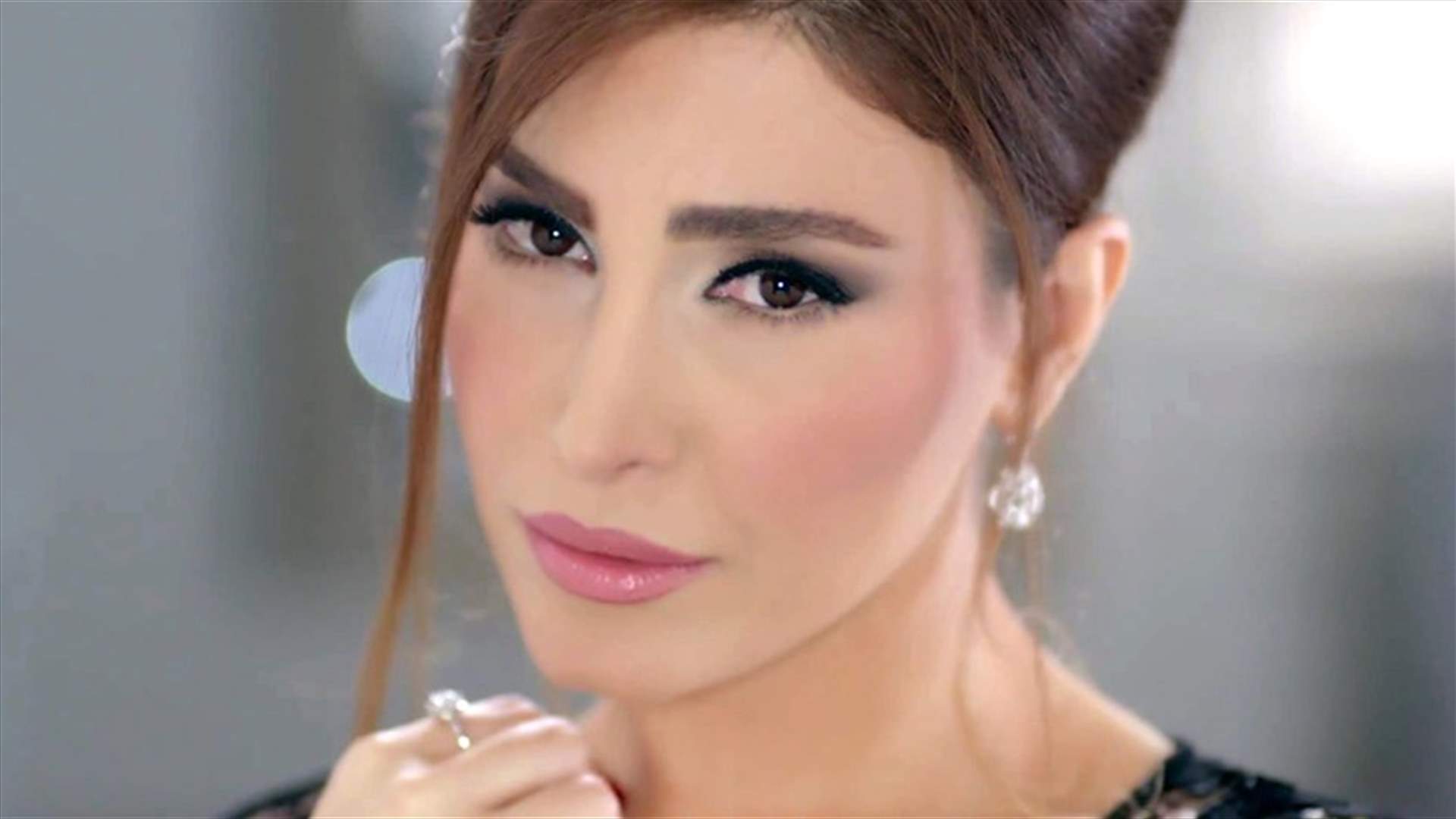 بالصورة- يارا بتسريحة شعر قصيرة ومن دون مكياج