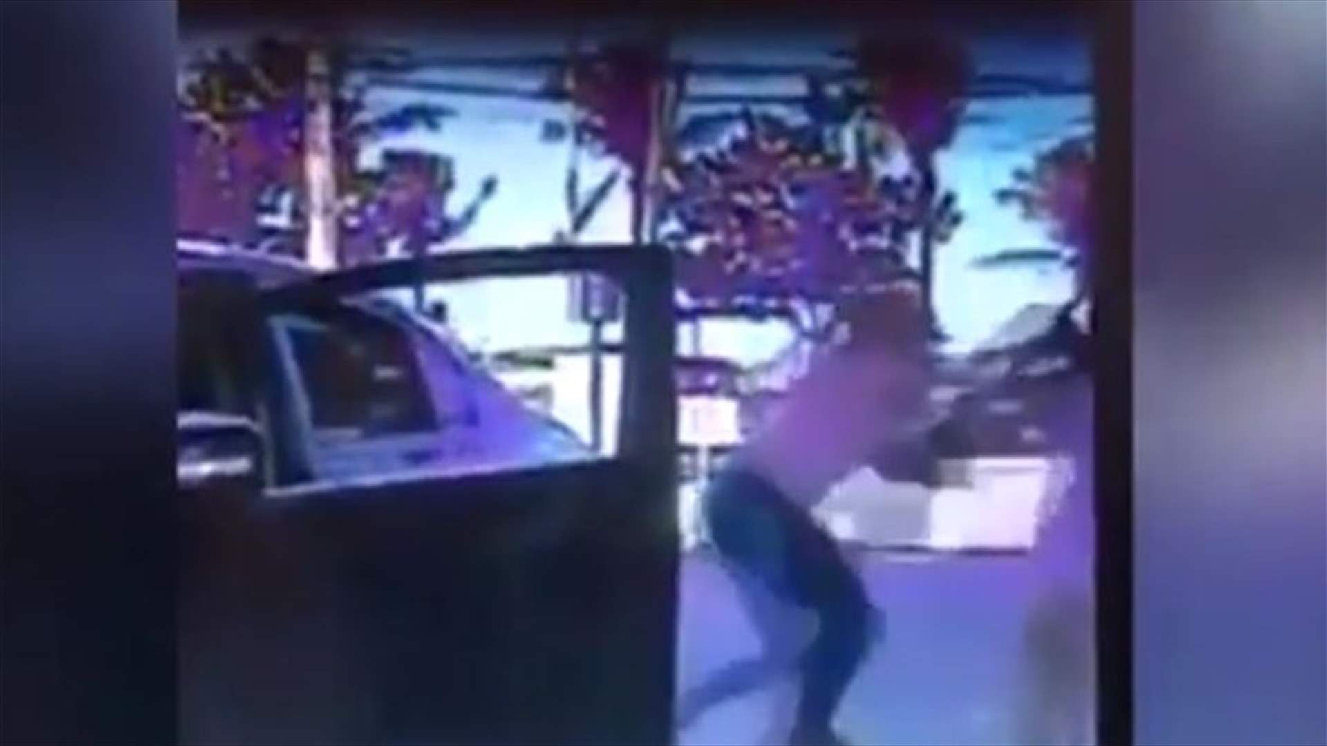 بالفيديو- صراع عنيف بين سيدتين في الشارع... طُعنت في صدرها أمام ابنتها!