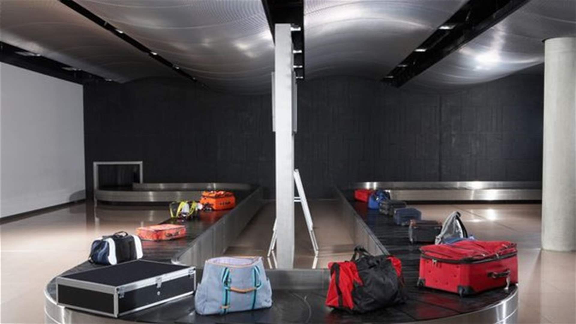 كيف تضمن خروج حقائبك من الطائرة إلى منصة الحقائب بسرعة؟
