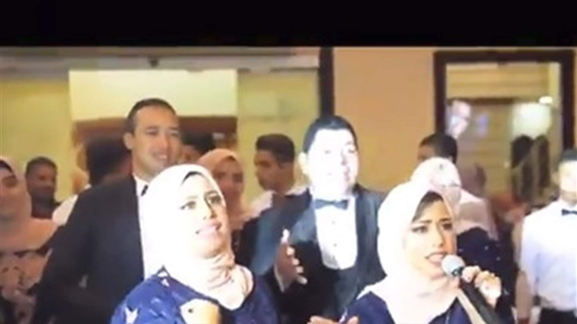 بالفيديو – مفاجأة من شقيقتين توأم لشقيقتهما الكبرى يوم زفافها!